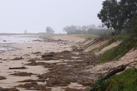 An vielen Stränden haben riesige Wellen bereits den Sand abgetragen.