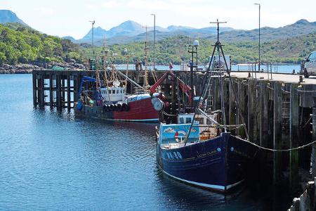 Hafen, Schiffe, Meer, Berge, Himmel
