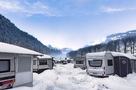 Campingplatz, Wald, Caravans, Schnee, Himmel