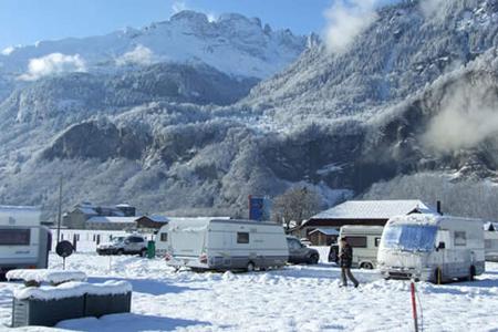 Campingplatz, Berge, Schnee, Caravans, Menschen, BŠume