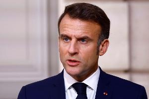 Frankreichs Präsident Macron will bei einem Friedensschluss in der Ukraine als Sicherheitsgarantie auch Truppen dorthin entsenden. (Archivbild)