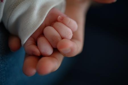 Eine Mutter aus Cuxhaven bietet ihr Baby im Internet zum Verschenken an. (Symbolbild) Eine Mutter aus Cuxhaven bietet ihr Baby im Internet zum Verschenken an. (Symbolbild)
