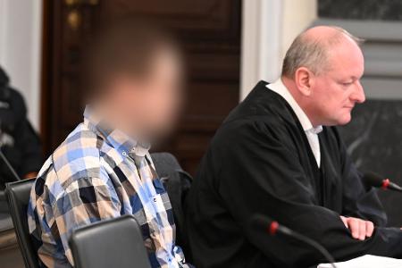 Ein 28-Jähriger soll in Tirpersdorf im Vogtland seine Mutter und seine Großeltern mit einer Axt erschlagen haben. Seit Donnerstag wird der Fall am Landgericht Zwickau verhandelt.