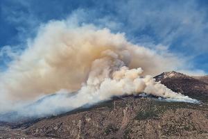 Großer Waldbrand in Südtirol: Löscharbeiten dauern an