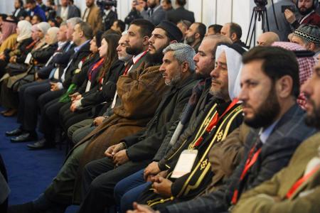 Wie es in Syrien - hier Teilnehmer an einer Konferenz für nationalen Dialog - nach dem Sturz von Langzeitmachthaber Baschar al-Assad weitergeht, ist offen. 