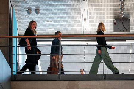 Am Vormittag kamen die Fraktionsspitzen der Grünen, Britta Haßelmann und Katharina Dröge, zu Gesprächen in den Bürotrakt von Unionsfraktionschef Merz in einem Bundestagsgebäude.