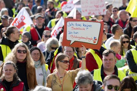 Am Equal Pay Day kam es außerdem zu Warnstreiks in Berufsgruppen, denen besonders viele Frauen arbeiten. 
