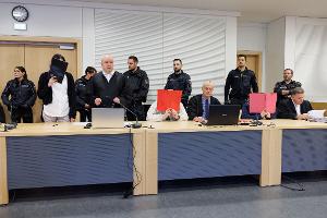 Gruppe stößt Schwerverletzte in Fluss – Urteil gefällt