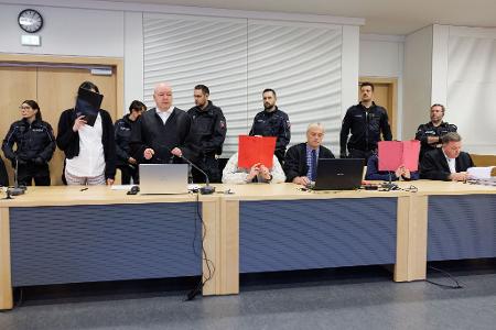 Drei Männer und eine Frau sind vor dem Landgericht Osnabrück zu mehrjährigen Haftstrafen verurteilt worden, weil sie eine 17-Jährige gefesselt, lebensgefährlich verletzt und bewusstlos in die Ems geworfen haben. (Archivfoto) Drei Männer und eine Frau sind vor dem Landgericht Osnabrück zu mehrjährigen Haftstrafen verurteilt worden, weil sie eine 17-Jährige gefesselt, lebensgefährlich verletzt und bewusstlos in die Ems geworfen haben. (Archivfoto)