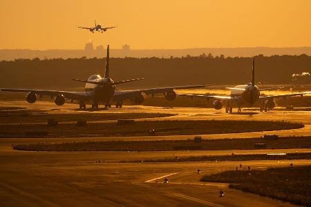 Am Frankfurter Flughafen ist ein Warnstreik der Beschäftigten im öffentlichen Dienst angekündigt. Am Frankfurter Flughafen ist ein Warnstreik der Beschäftigten im öffentlichen Dienst angekündigt.