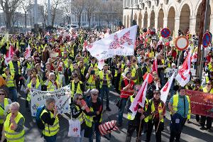 Flughäfen und Kitas - Verdi zeigt die Warnstreik-Muskeln