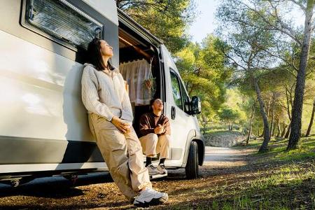 Campervan, Saisonstart, Pärchen, Natur Campervan, Saisonstart, Pärchen, Natur