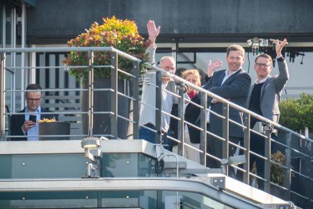 In einer Pause kommen Verhandler von Union und SPD auf eine Terrasse an der Spree.
