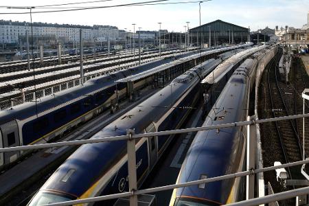 Auch Eurostar-Fernzüge von Paris durch den Eurotunnel nach London sind betroffen. Auch Eurostar-Fernzüge von Paris durch den Eurotunnel nach London sind betroffen.