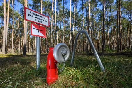In manchen Wäldern gibt es direkt vor Ort Löschwasser-Entnahmestellen.