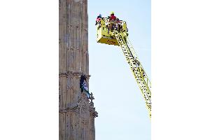 Protest am Big Ben: Mann mit Palästinaflagge auf Turm