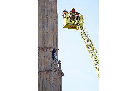 Großeinsatz in London: Ein Mann ist auf den Turm mit der Glocke Big Ben geklettert. Großeinsatz in London: Ein Mann ist auf den Turm mit der Glocke Big Ben geklettert.