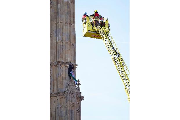 Großeinsatz in London: Ein Mann ist auf den Turm mit der Glocke Big Ben geklettert. 