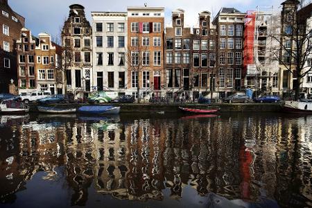 Bald sollen auf den Grachten in Amsterdam nur noch emissionsfreie Boote unterwegs sein (Archivbild). Bald sollen auf den Grachten in Amsterdam nur noch emissionsfreie Boote unterwegs sein (Archivbild).