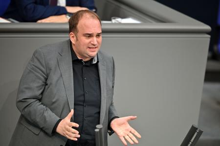 Der SPD-Bundestagsabgeordnete Sebastian Roloff warnt vor möglichen Folgen des Personalabbaus bei der Post.