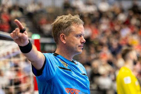 Handball: Schiedsrichter Madsen erneut vom Feld getragen