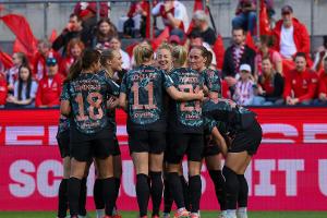 Vor Rekordkulisse: Bayern überzeugen in Köln