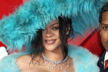 Rihanna bekam ihre Kinder mit Sonnenbrille und Perlenkette Rihanna bekam ihre Kinder mit Sonnenbrille und Perlenkette