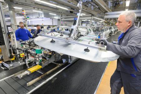 Das Wolfsburger Stammwerk ist mit rund 60.000 Mitarbeiter der mit Abstand größte Standort des Konzerns.