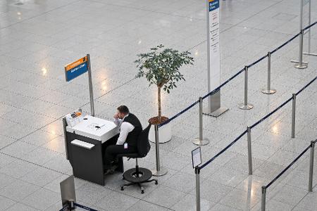 Seit 0.00 Uhr sind Beschäftigte aus dem öffentlichen Dienst der Flughafenbetreiber, den Bodenverkehrsdiensten und den Luftsicherheitsbereichen in verschiedenen Tarifkonflikten im Ausstand. 