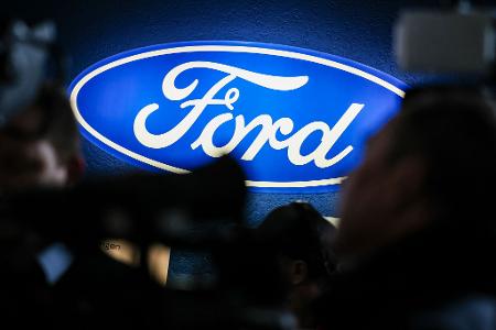 Ein Firmenschild des Autobauers Ford bei einer Betriebsversammlung Ende 2024: Das Unternehmen macht schwierige Zeiten durch. Ein Firmenschild des Autobauers Ford bei einer Betriebsversammlung Ende 2024: Das Unternehmen macht schwierige Zeiten durch.