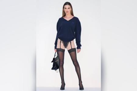 Alessandra Ambrosio: In Strapsen zur Pariser Fashion Week Alessandra Ambrosio: In Strapsen zur Pariser Fashion Week