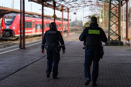 Stationäre Grenzkontrollen sind im Schengen-Raum eigentlich nicht vorgesehen und müssen, da wo sie trotzdem eingerichtet werden, bei der EU-Kommission angemeldet werden. (Archivfoto) Stationäre Grenzkontrollen sind im Schengen-Raum eigentlich nicht vorgesehen und müssen, da wo sie trotzdem eingerichtet werden, bei der EU-Kommission angemeldet werden. (Archivfoto)