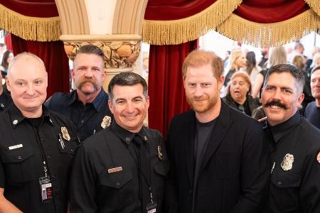 Besuch bei Benefizkonzert: Prinz Harry feiert Feuerwehr von L.A. Besuch bei Benefizkonzert: Prinz Harry feiert Feuerwehr von L.A.