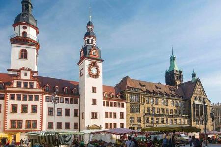 Old and new town hall, town hall tower, market stalls, Chemnitz, Saxony, Germany
