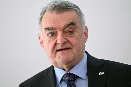 Reul: Umlegung der Polizeikosten löst Gewaltproblem nicht Reul: Umlegung der Polizeikosten löst Gewaltproblem nicht