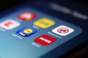 Viele große Handelsunternehmen in Deutschland setzen inzwischen auf Bonusprogramme in deren Apps. Die Vorteile können Kunden jedoch nur nutzen, wenn sie sich registrieren.