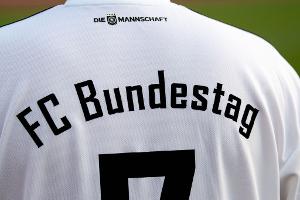 Der FC Bundestag muss einem Gerichtsurteil zufolge Abgeordneten aller im Bundestag vertretenen Parteien offen stehen.