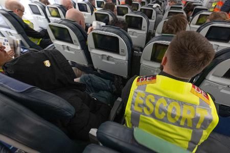 Nach Angaben der EU-Kommission kehrt nur etwa jeder fünfte abgelehnte Asylbewerber in seine Heimat zurück. (Archivbild) Nach Angaben der EU-Kommission kehrt nur etwa jeder fünfte abgelehnte Asylbewerber in seine Heimat zurück. (Archivbild)