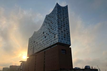Auf dem Dach der Elbphilharmonie hat Extrem-Sportler Fabio Wibmer mit seinem Rad einen Rückwärtssalto gemacht.