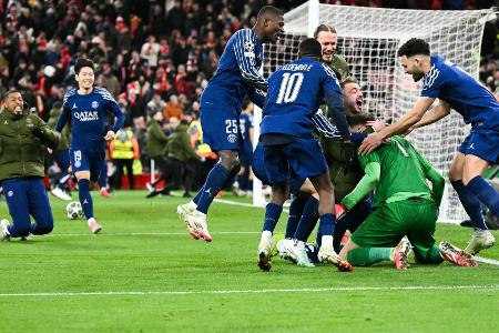 PSG feiert Donnarumma und das Weiterkommen PSG feiert Donnarumma und das Weiterkommen