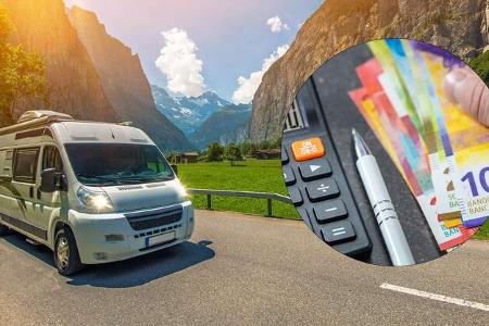 Symbolbild mit Campingbus in den Schweizer Alpen und Schweizer Franken in einem Rahmen. Symbolbild mit Campingbus in den Schweizer Alpen und Schweizer Franken in einem Rahmen.