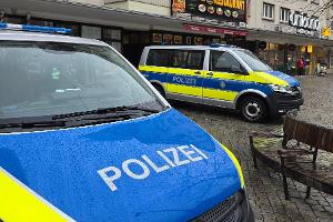 Polizeikräfte suchen nach dem Verdächtigen.
