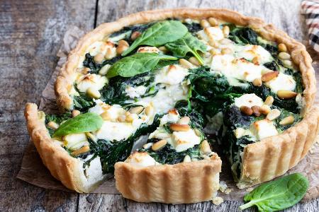 Frühlingsbote auf dem Teller: Knusprige Spinat-Quiche mit Pinienkernen Frühlingsbote auf dem Teller: Knusprige Spinat-Quiche mit Pinienkernen