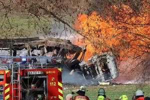 Ein Tanklaster und eine Stadtbahn stehen nach einer Kollision in Flammen.