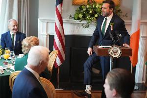 Trump, Vance und das Kleeblatt: Ganz von den Socken