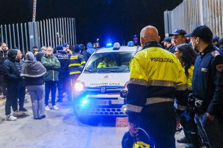 Erneut bebt die Erde in den Phlegräischen Feldern. Menschen laufen verängstigt auf die Straße. Erneut bebt die Erde in den Phlegräischen Feldern. Menschen laufen verängstigt auf die Straße.