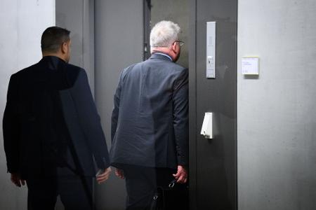 Das Parlamentarische Kontrollgremium (PKGr) ist für die Kontrolle der Nachrichtendienste des Bundes zuständig. Der Inhalt der Sitzungen des Gremiums ist geheim. Lediglich ein Mal pro Jahr gibt es eine öffentliche Sitzung.