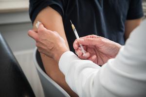 Um den Körper an das Allergen zu gewöhnen, wird es im Zuge einer spezifischen Immuntherapie in kleinen Dosen verabreicht. 