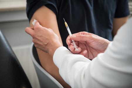 Um den Körper an das Allergen zu gewöhnen, wird es im Zuge einer spezifischen Immuntherapie in kleinen Dosen verabreicht. 