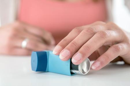 Etagenwechsel: Wer seine Heuschnupfen-Symptome nicht behandelt, riskiert, dass sich eines Tages ein allergisches Asthma entwickelt. Etagenwechsel: Wer seine Heuschnupfen-Symptome nicht behandelt, riskiert, dass sich eines Tages ein allergisches Asthma entwickelt.